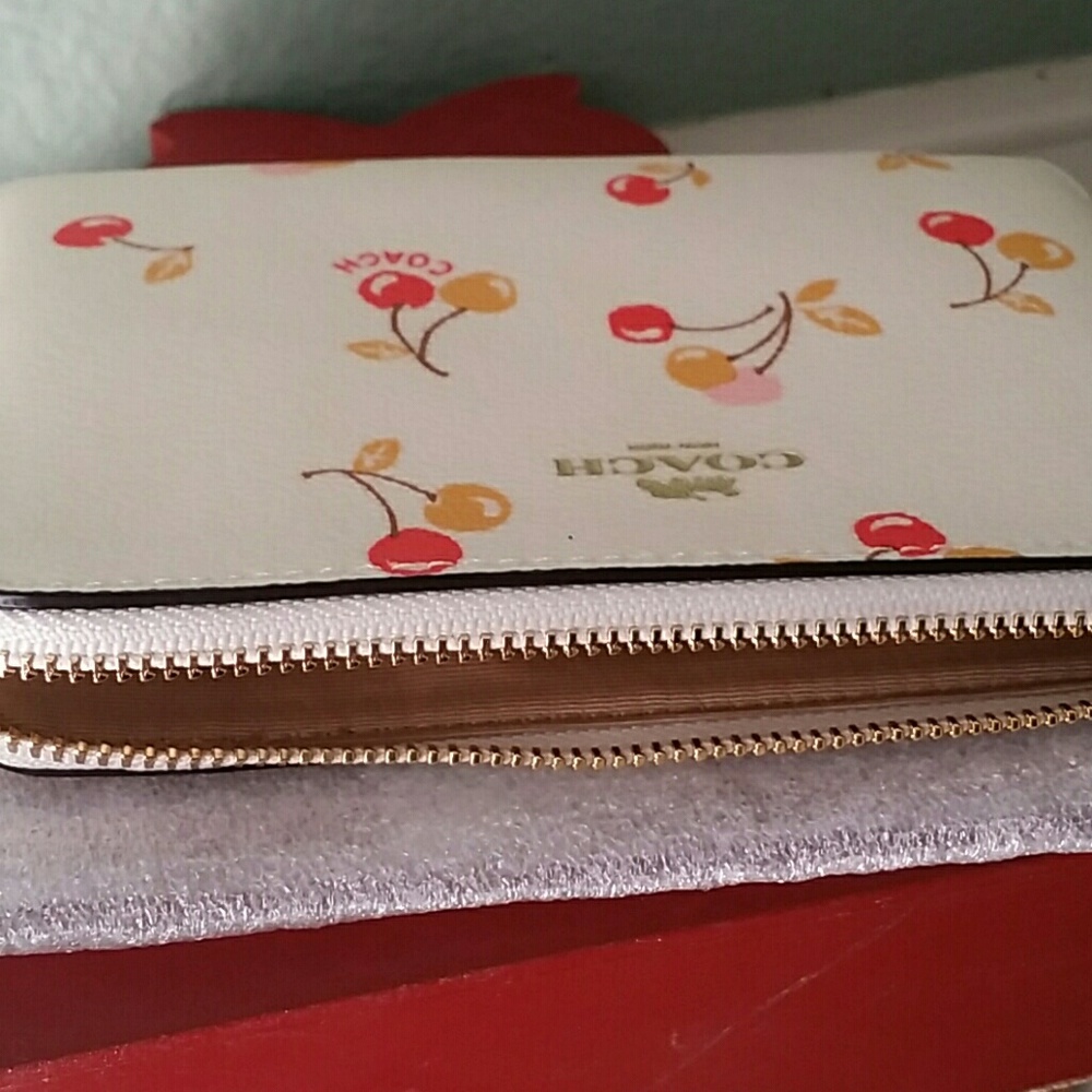 🍒COACH ZIP WRISTLET WITH CHERRY PRINT🍒🍒 - Picture 7 of 8